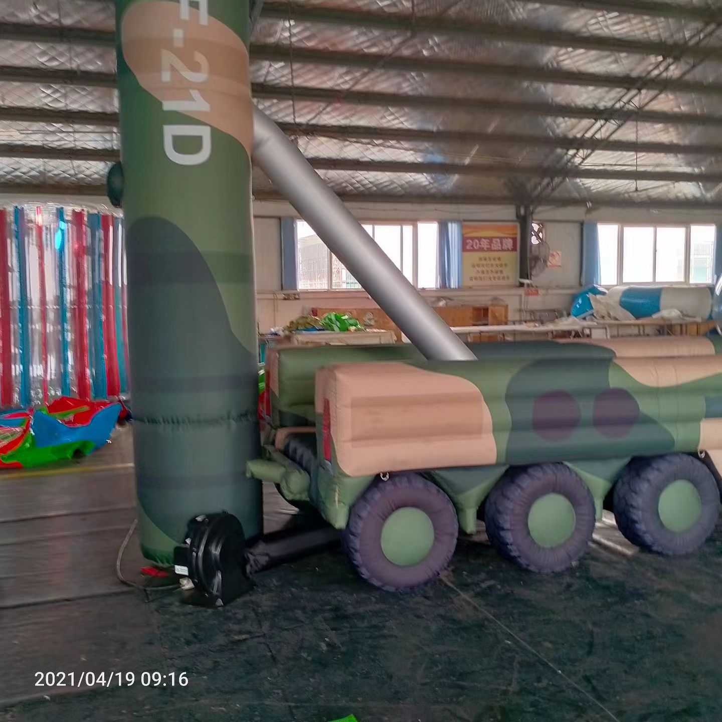 怀化军事演习中的充气目标车辆：模拟发射车雷达车坦克飞机